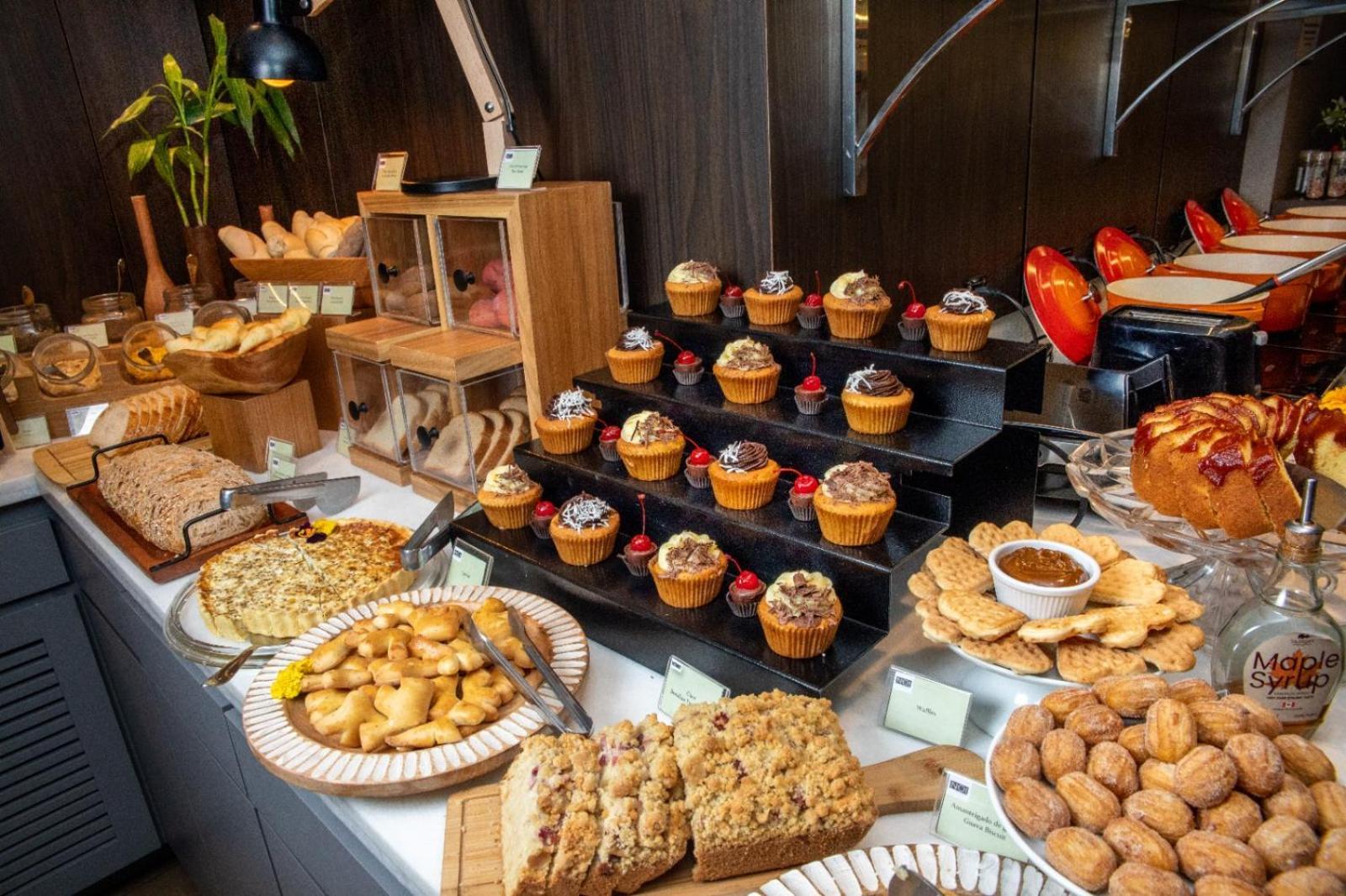Art Hotel Transamerica Collection Porto Alegre Luaran gambar A selection of baked goods
