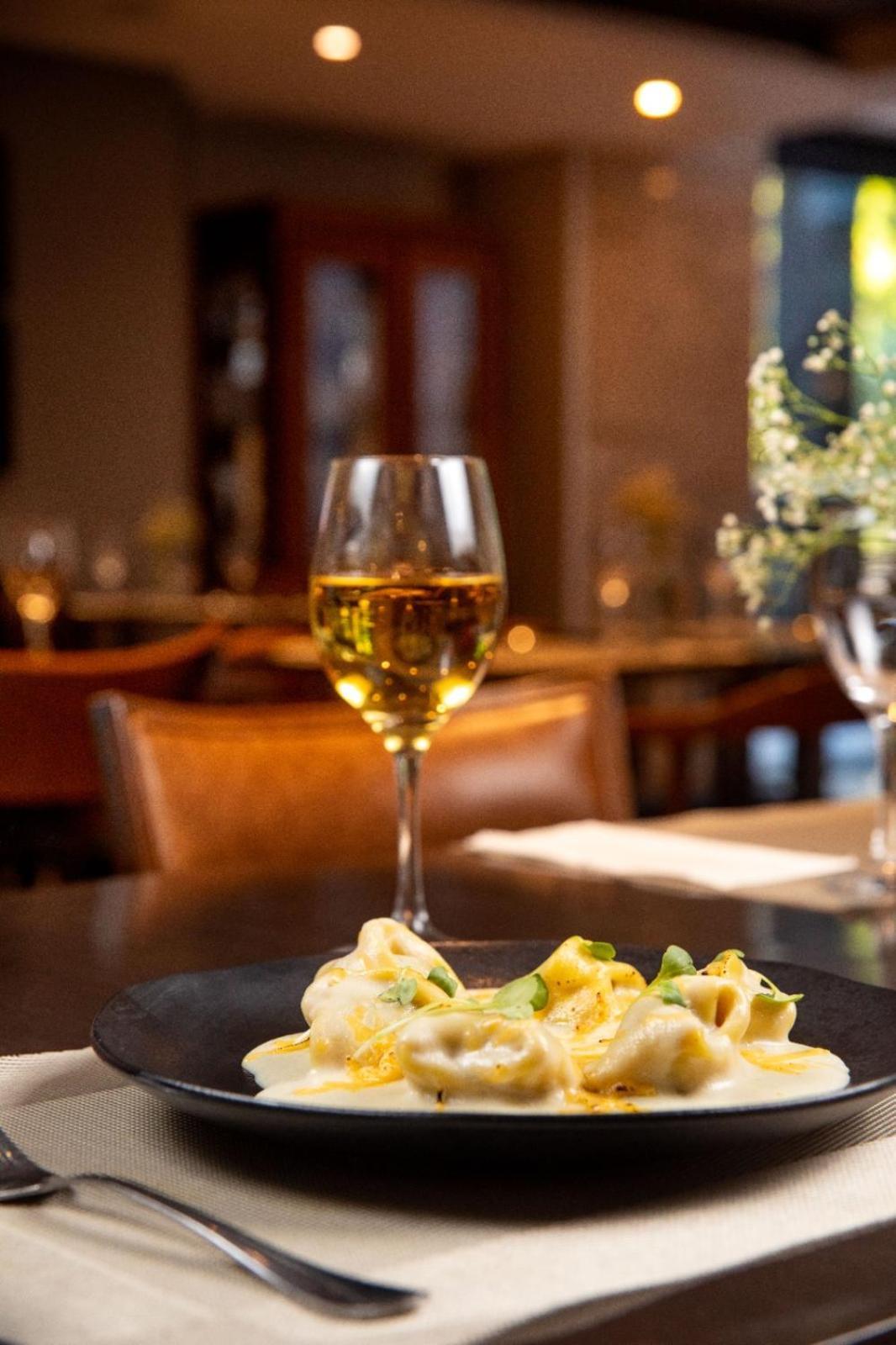 Art Hotel Transamerica Collection Porto Alegre Luaran gambar A glass of white wine