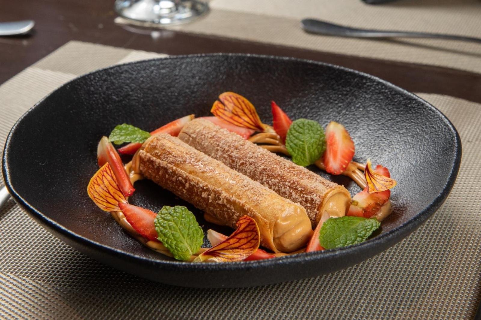 Art Hotel Transamerica Collection Porto Alegre Luaran gambar A plate of spring rolls