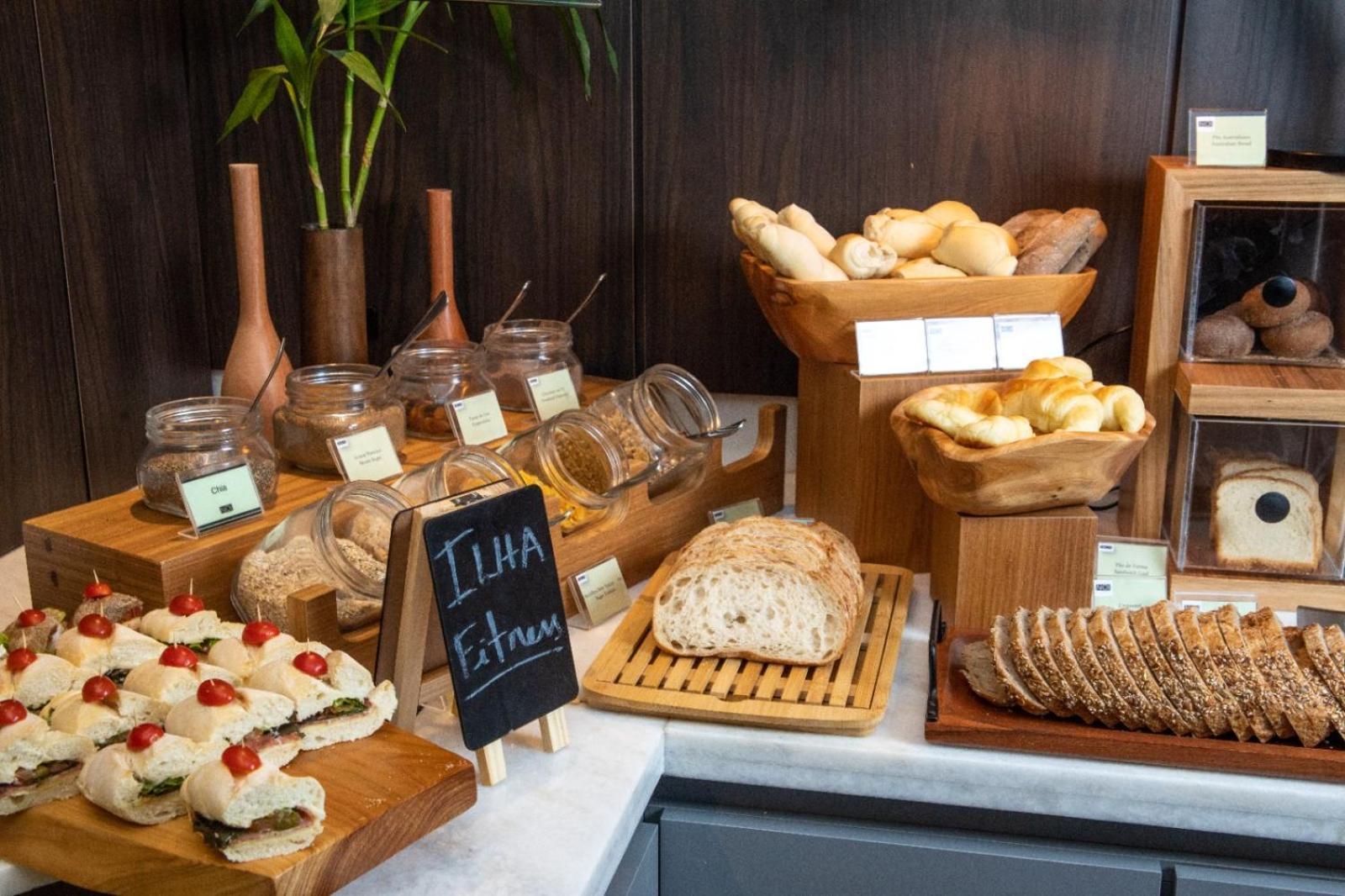 Art Hotel Transamerica Collection Porto Alegre Luaran gambar A selection of breads and pastries at a buffet